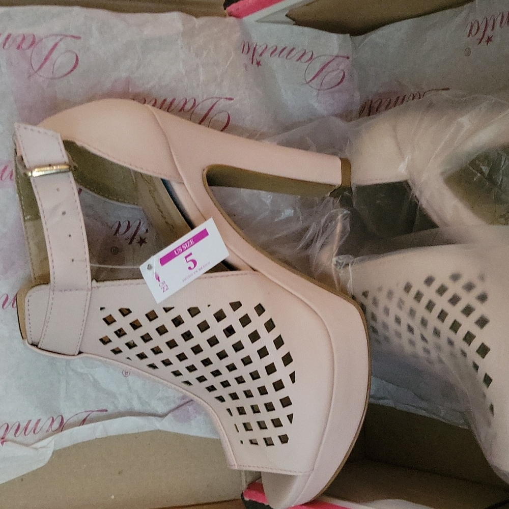 Heels - Picture 2 of 3